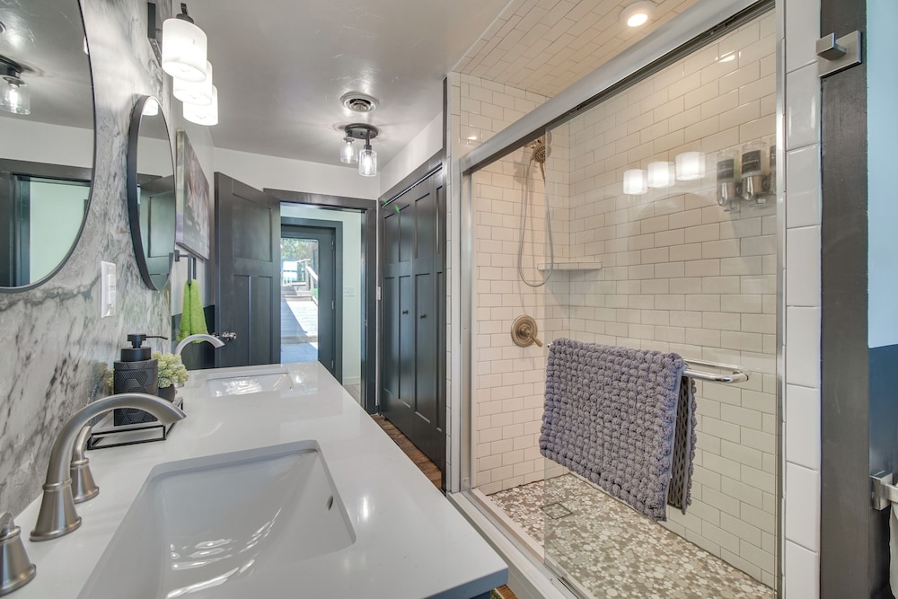 Waterfront Hot Tub - Luxe Home on Grand Lake!