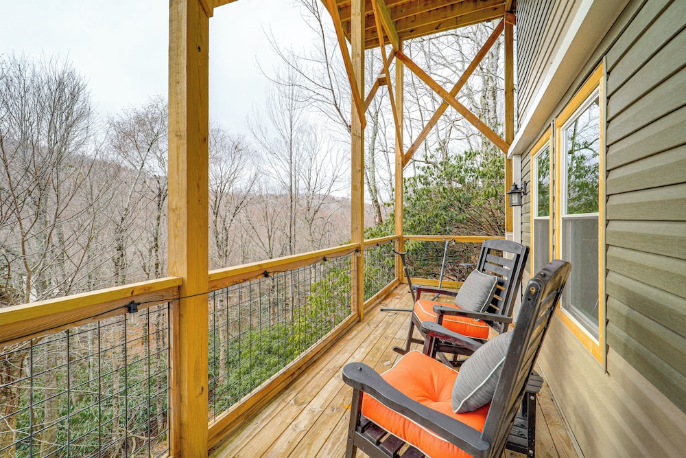 Home w/ Hot Tub & Views: 2 Mi to Beech Mtn Ski