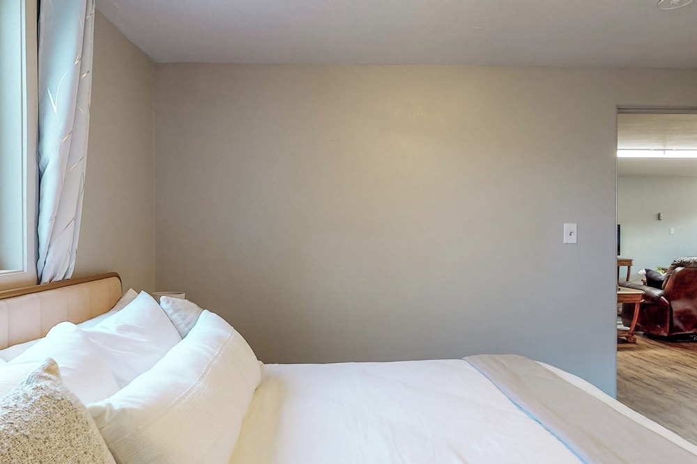 2BR Dog-friendly Duplex Close to Boise w/ W & D