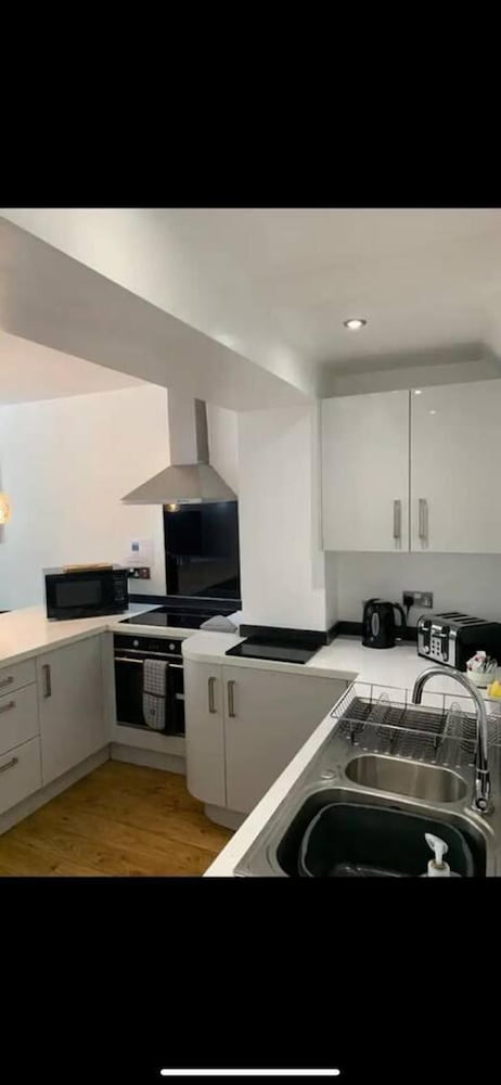 Immaculate 2-bed Apartment in Leigh view 5
