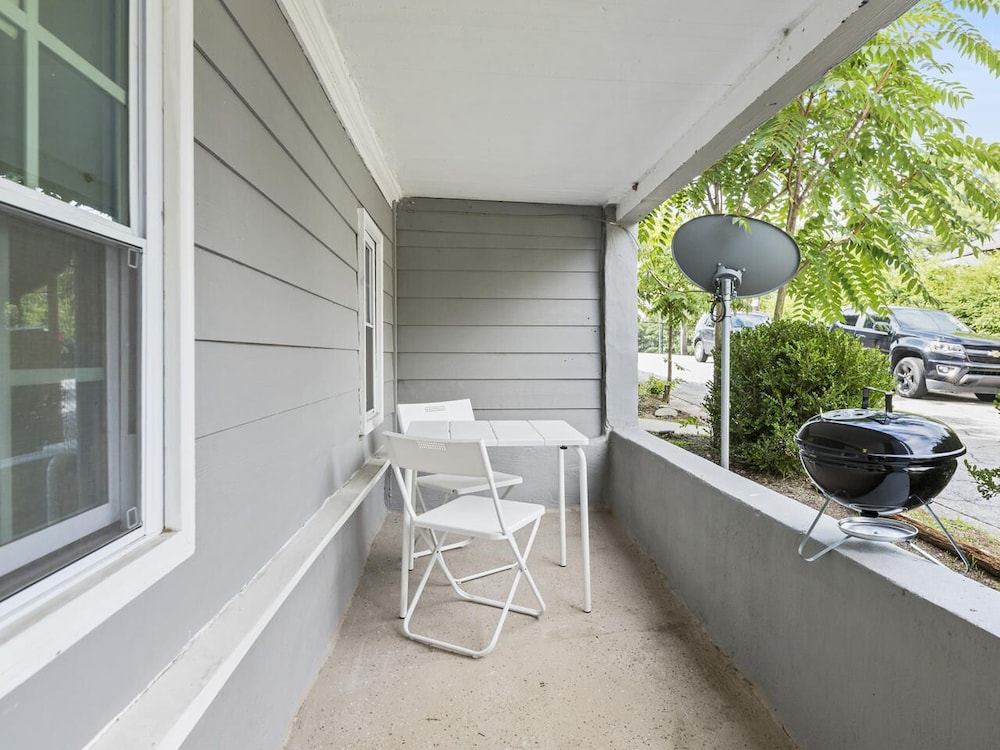 Bsmt Suite Near Stadium w Parking Coffee BBQ AC, Billede 34