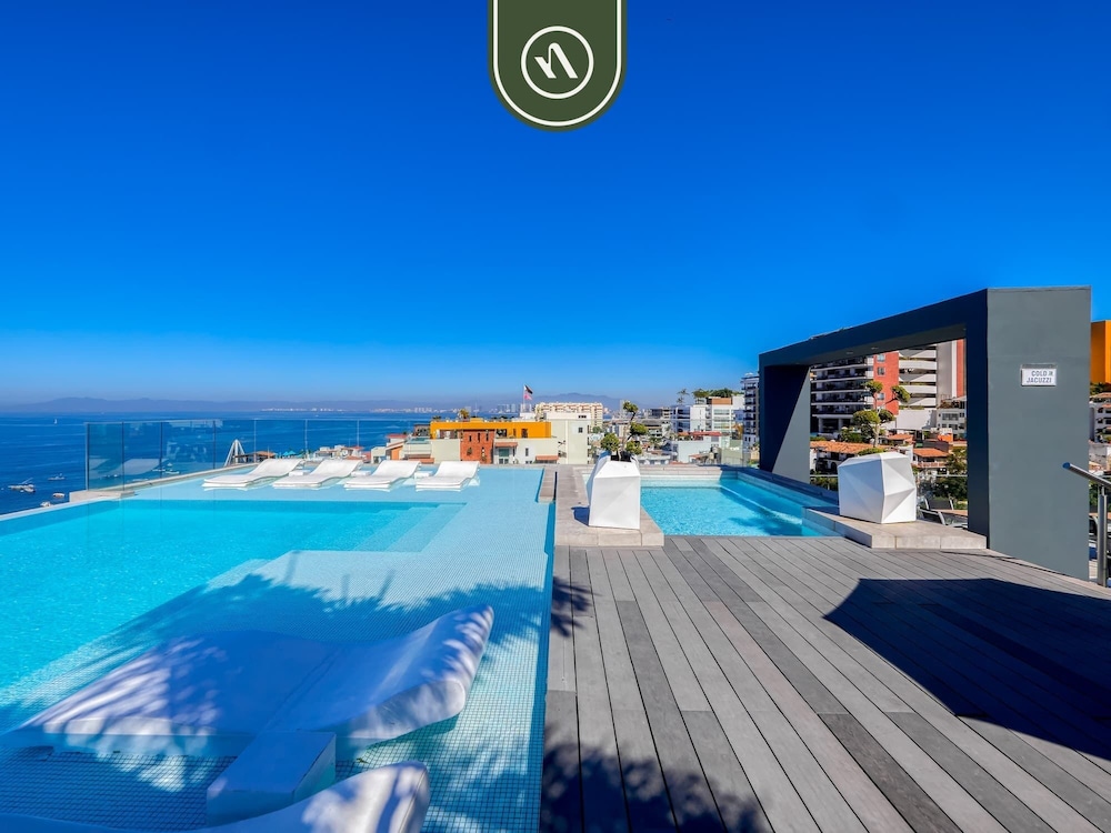 Stunning 2 BR Condo in Romantic Zone - Pool