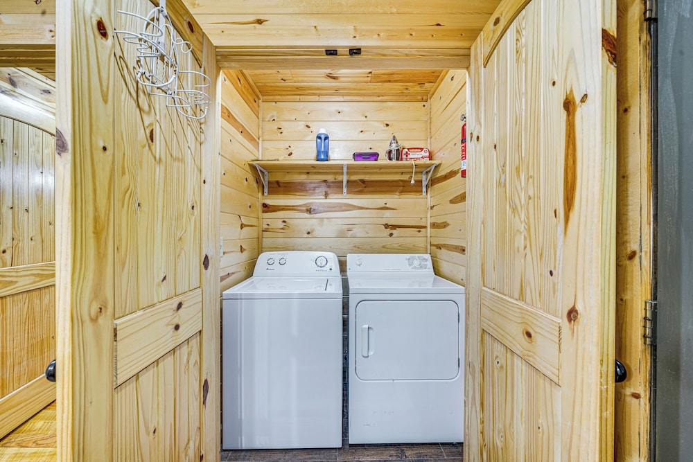 Private Hot Tub & Deck: Woodsy Broken Bow Retreat