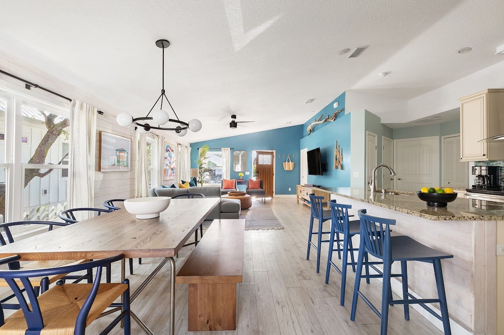 Cottagecore Coast Deck Hot Tub Surf-centric Neighborhood Kids Suite