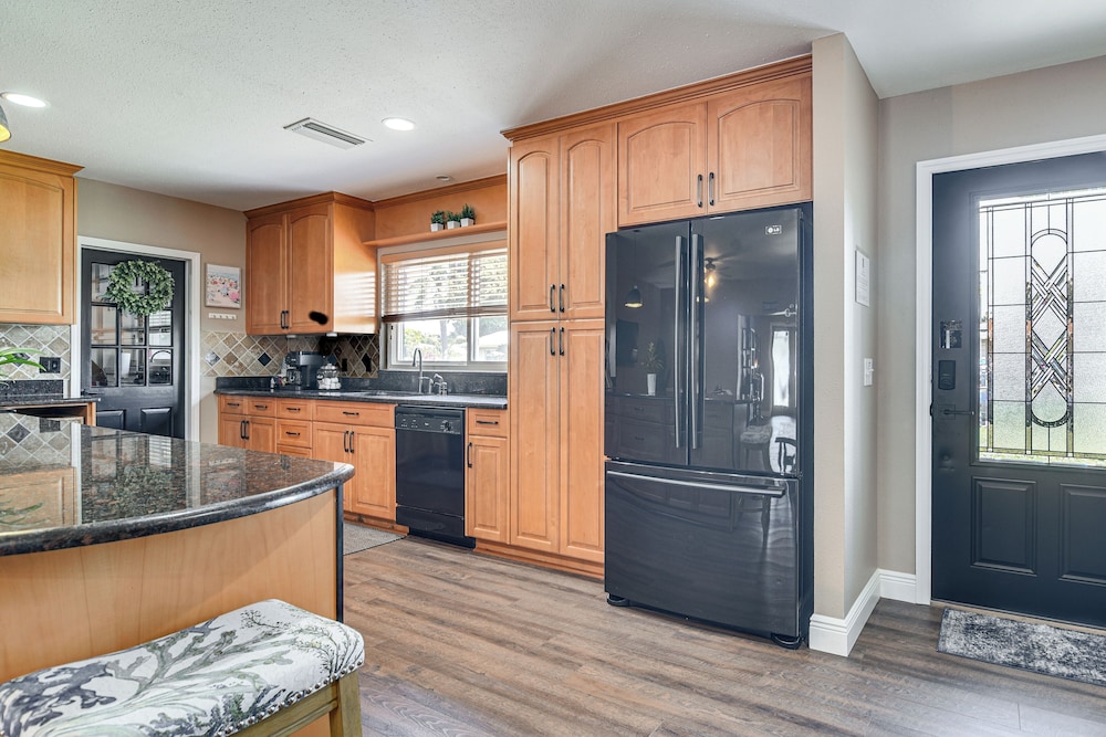 4 Mi to Indian Rocks Beach: Home w/ Backyard Oasis