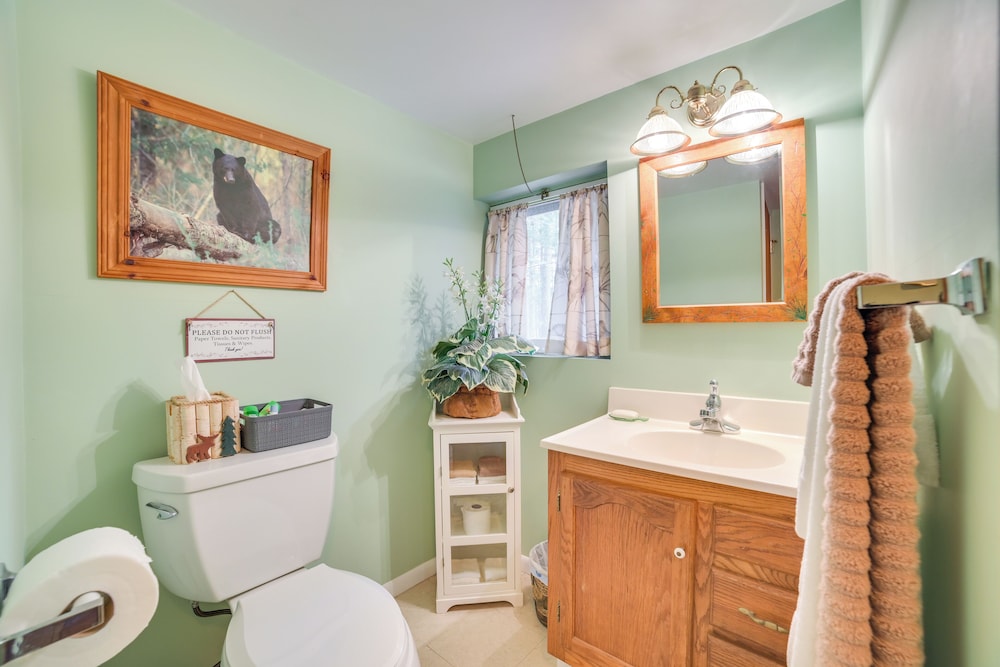 Lakefront Cabin w/ Beach Access: Levering Retreat