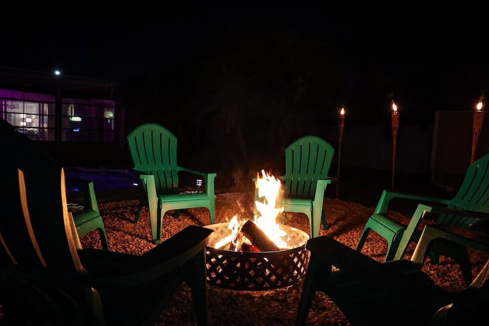 Four Bed Home With Pool Game Room Bar Near Beach
