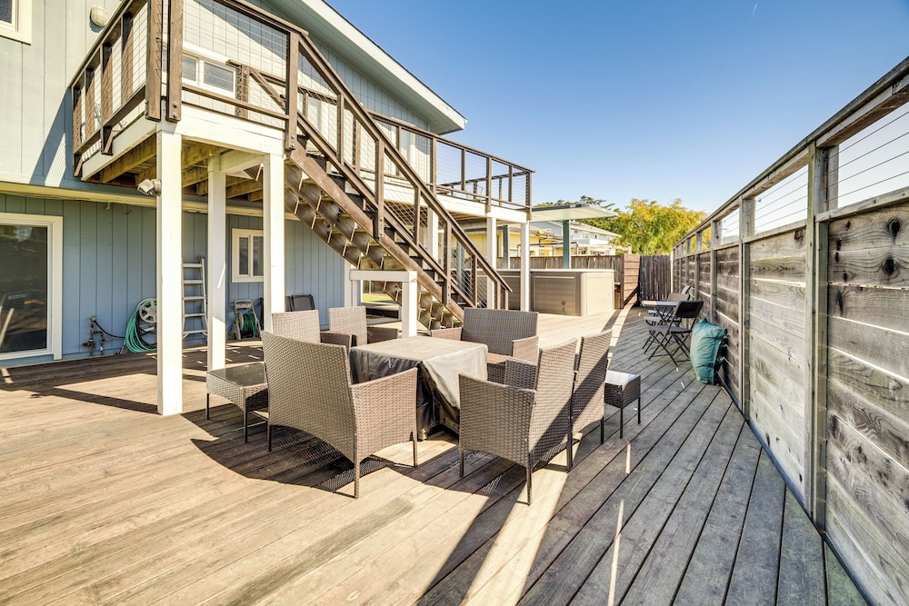 Walk to Poplar Beach: Cozy Coastal Getaway w/ Yard