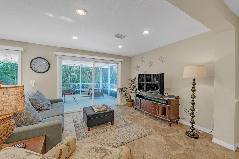 Comfy Home W/ Heated Pool Near Siesta Key Beach 2 Bedroom Home