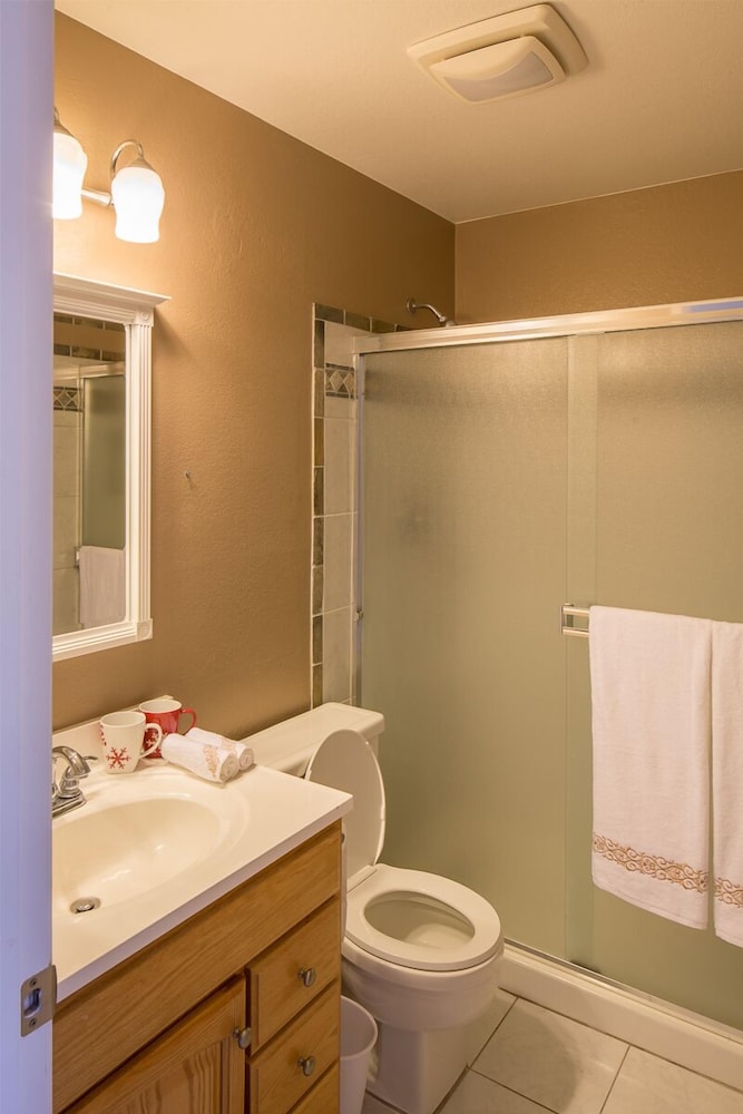 Newark Vacations - Sunny and Elegant Villa - Property Image 11