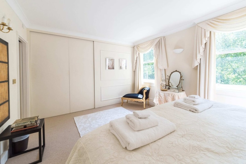 Elegant 3 Bedroom Home Located in South Kensington