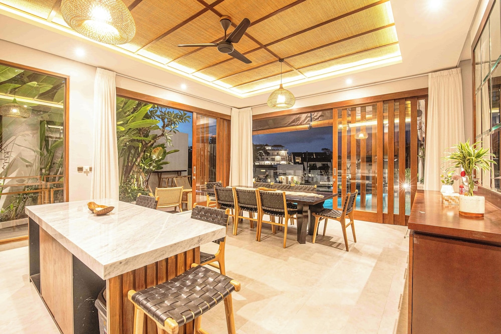 5-br Beach Villa in Canggu Overlooking Rice Fields