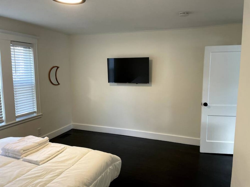 Modern Two Bedroom Condo - Near Boston