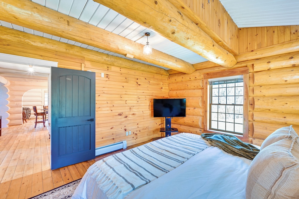 4 Mi to Dtwn: Spacious Family Cabin in Jonesville!