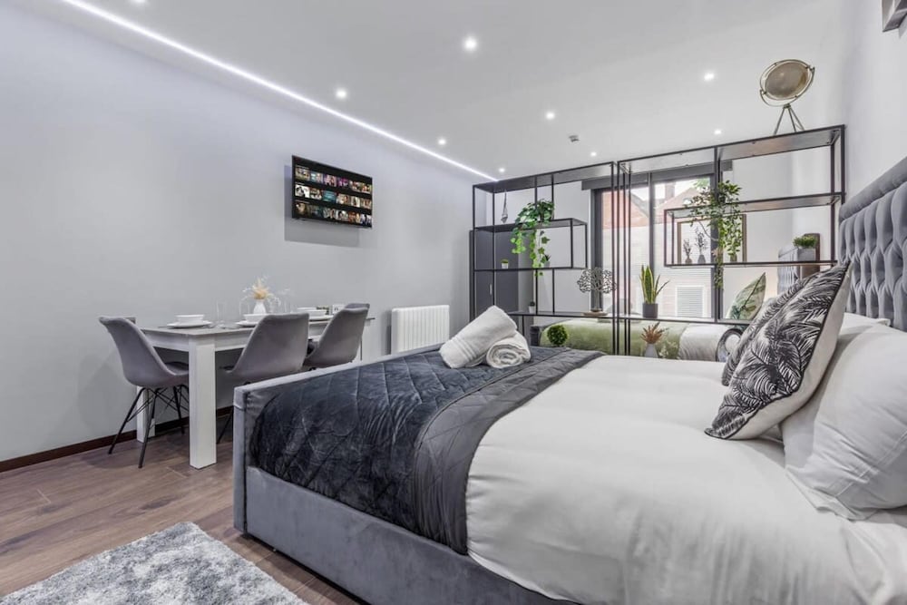 Huge Cosy Studio Family Sleeps 4 North West London
