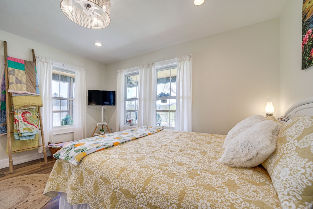 Serene Canton Vacation Rental w/ Mountain Views view 3