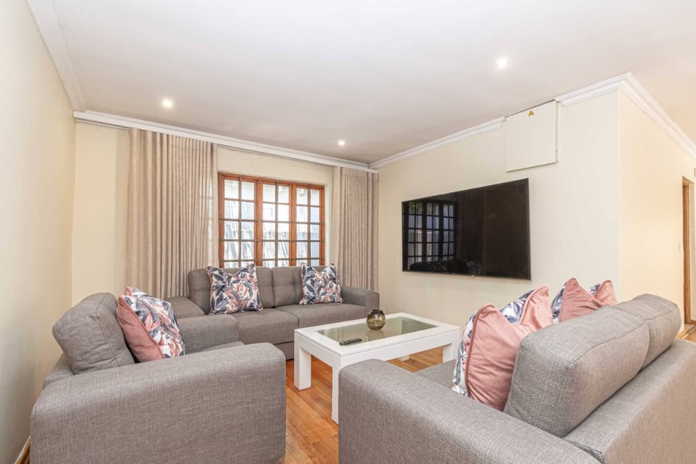 Super Spacious Fun Home! With Pool, Den and Bar