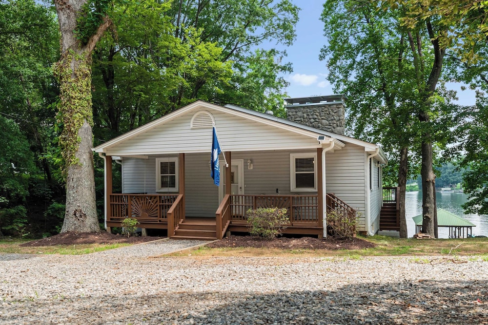 Lake Days by Avantstay Hot Tub + Firepit + Game Room & Private Dock Access