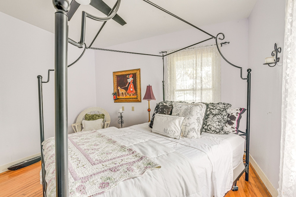 Pet-friendly Galveston Bungalow, 1/2 Mi to Beach! view 5