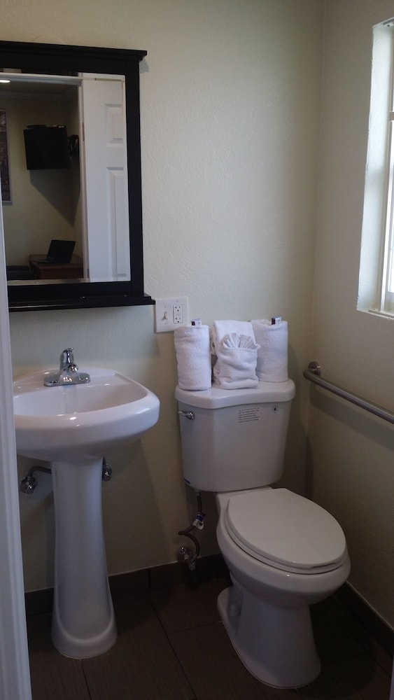 Oakland Vacations - Travel Inn - Property Image 9