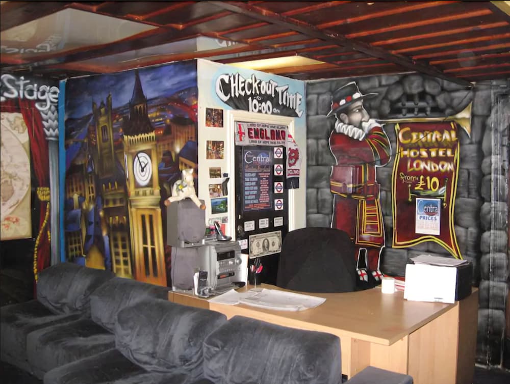 Central Hotel - Hostel