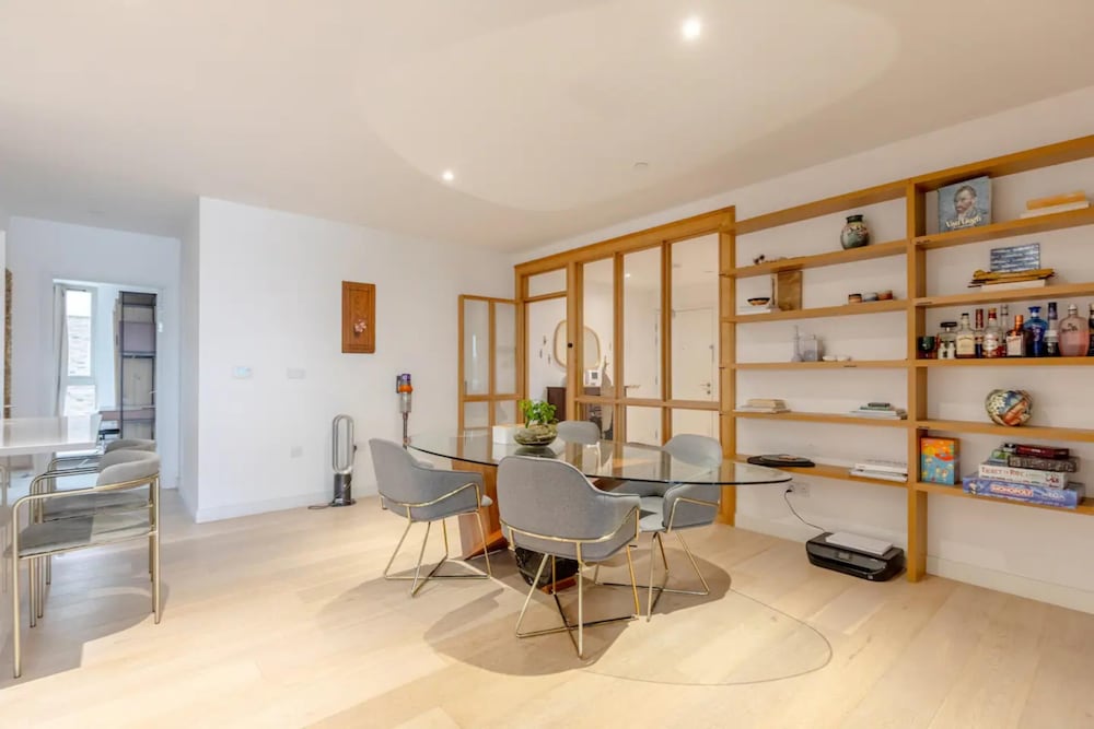Charm & Convenience 3 Bed Near Excel London