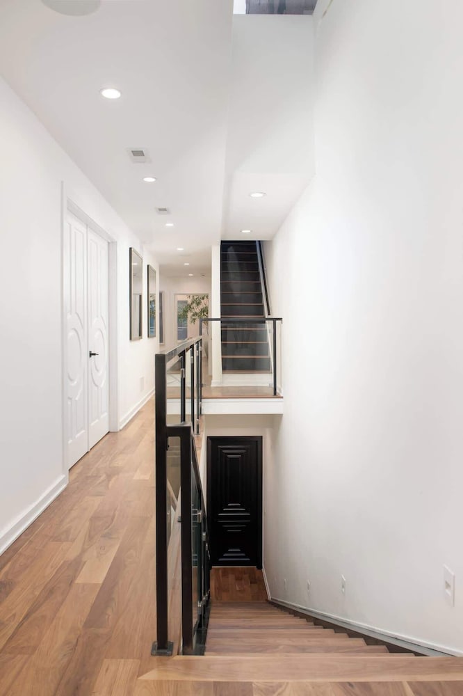 Luxury 4BD Gold Coast Penthouse With Deck Views