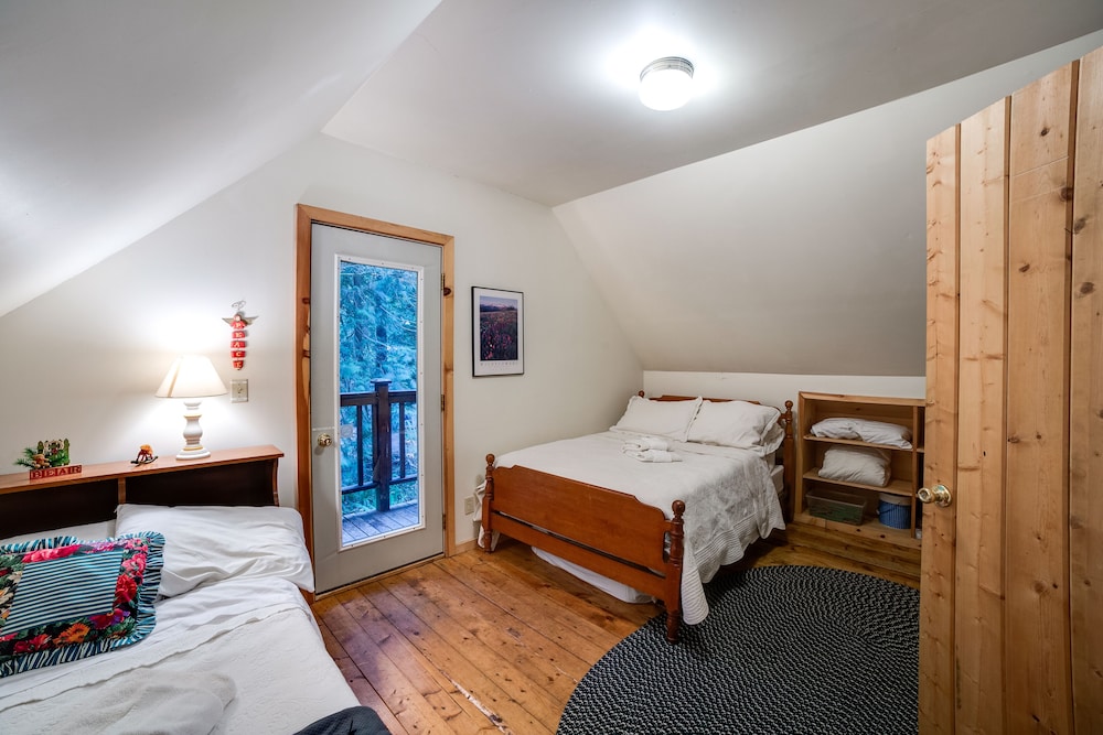 32MBR - BBQ - Pets Ok - Wood Stove - Sleeps 7 view 4