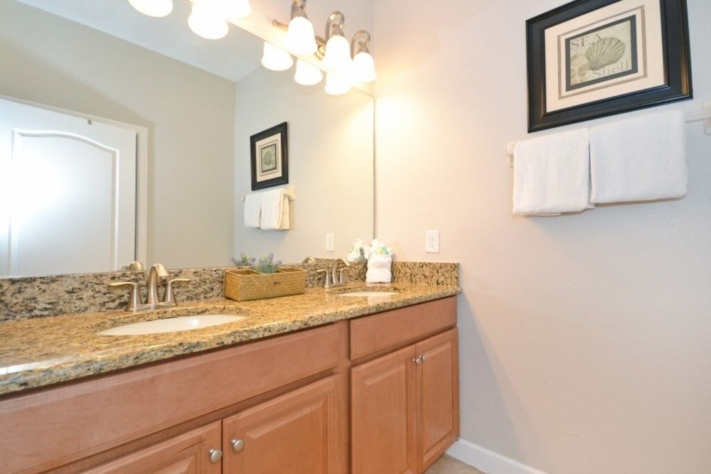 Majestic Retreat 5 Bedroom Townhouse by RedAwning
