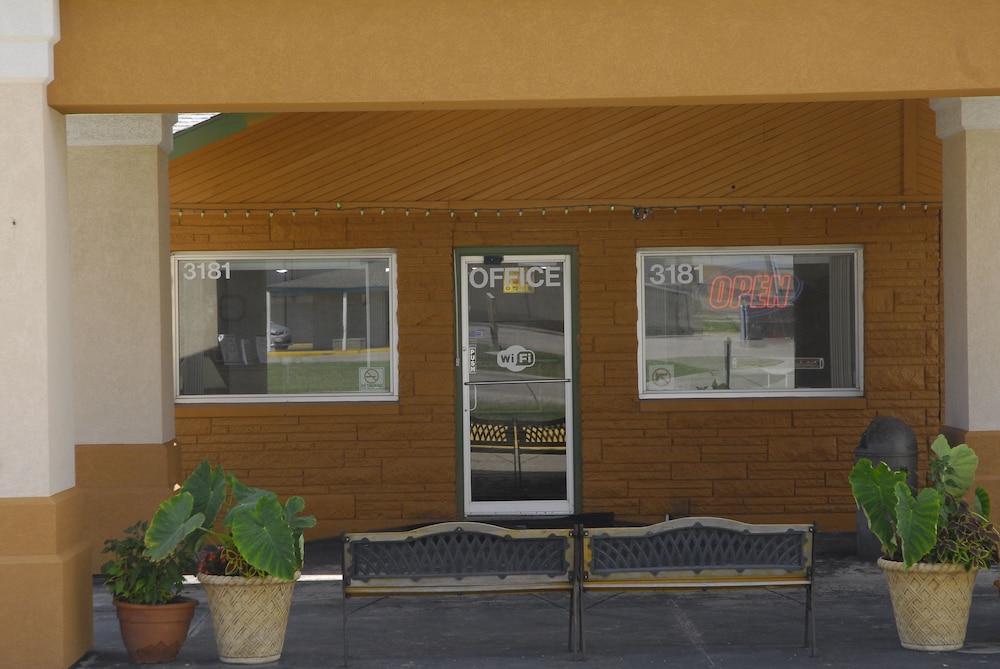 Emporia Vacations - America's Best Inns  Suites - Property Image 2