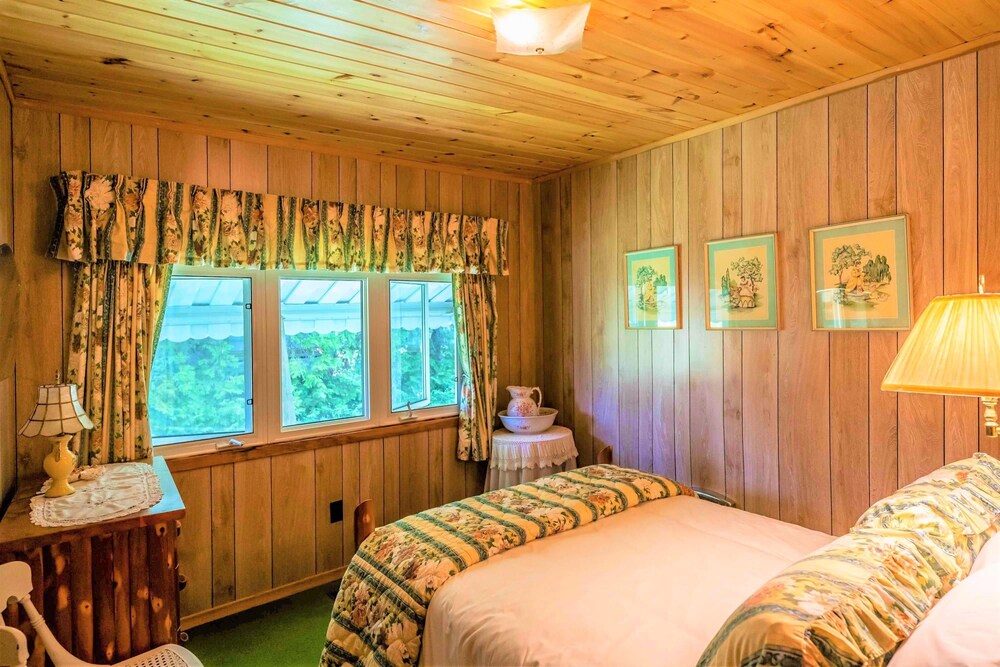 Retro Spacious Cottage - Somewhere in Time