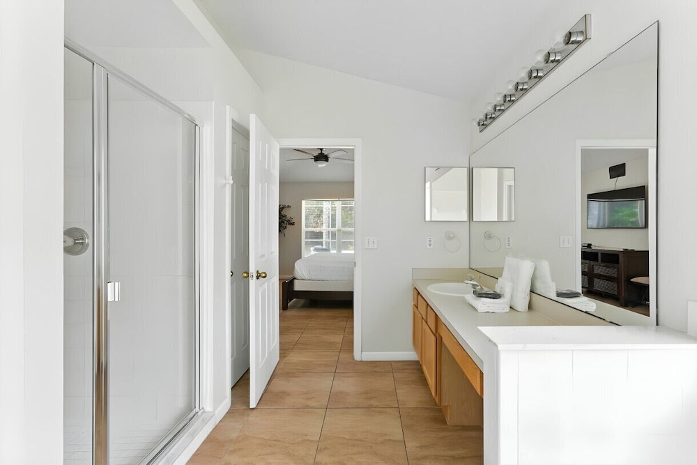 Cozy 4BR Villa w/ Priv Pool Lake Berkley Resort