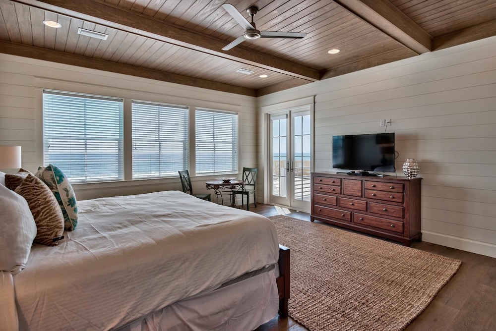 The Pelagic Blue 7 Bedroom Holiday Home by Five Star Properties
