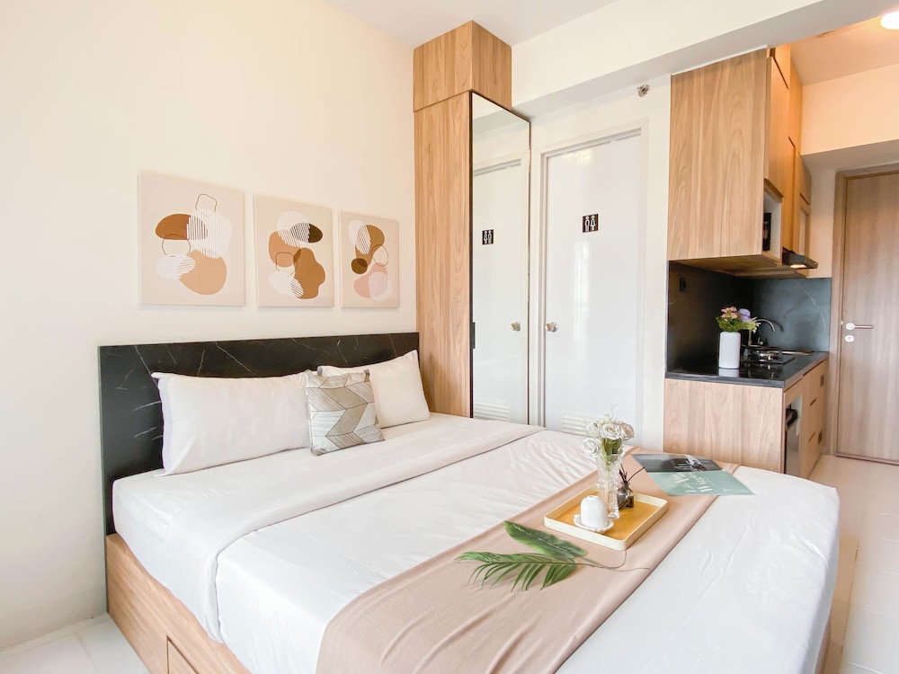 Comfy Studio Room At Podomoro Golf View Apartment
