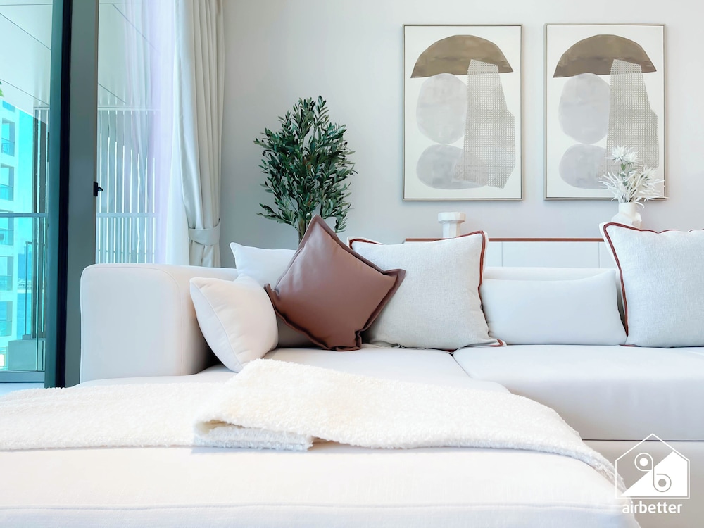 Luxury Beachfront 1BR on Palm Jumeirah & Balcony