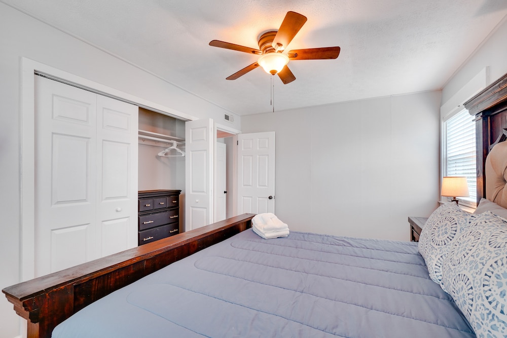 Updated Home: Central Oak Ridge Location view 5