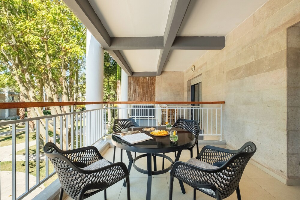 Royal Park Apt Resort by Sea N Rent