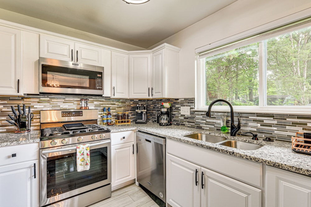 10 Mi to Uptown Charlotte: Family Home w/ Backyard