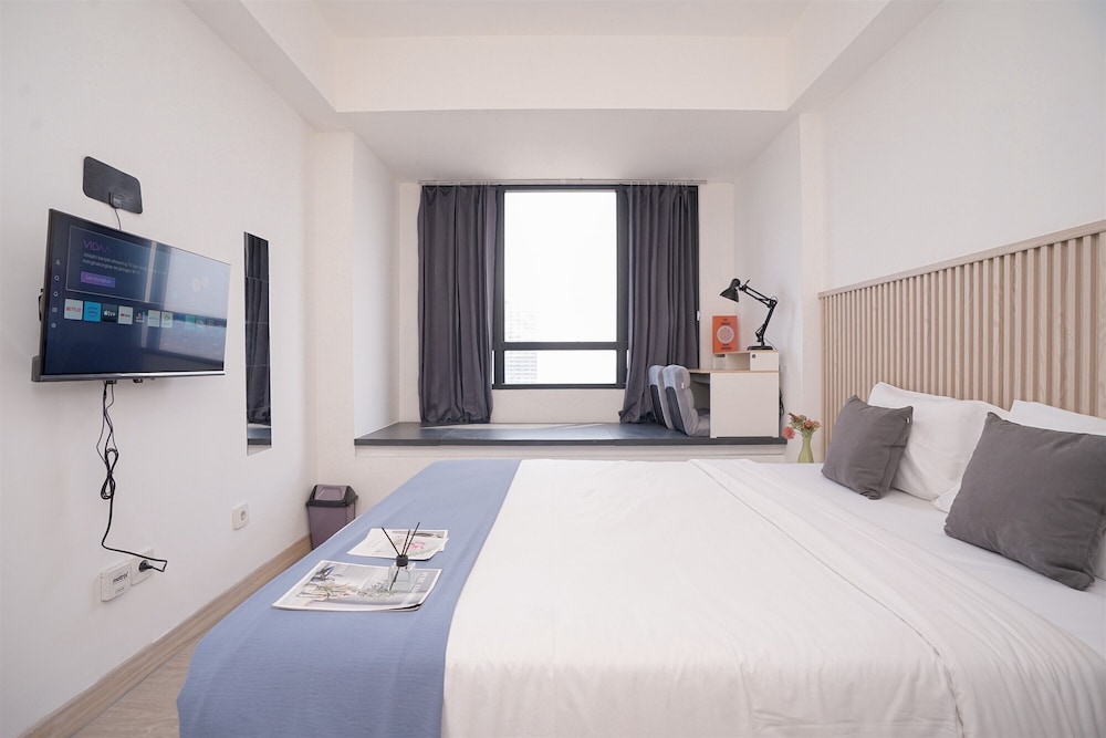 Warm Cozy Studio Room at Collins Boulevard Apartment
