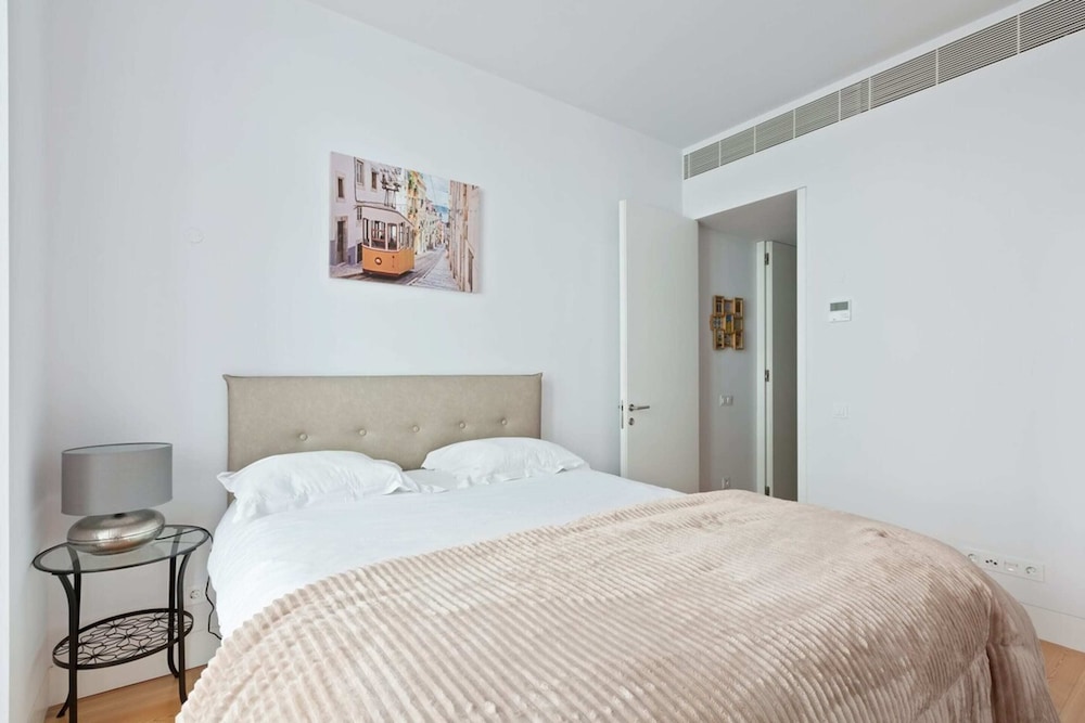 Spacious 1 Bedroom Apartment Near Baixa view 5