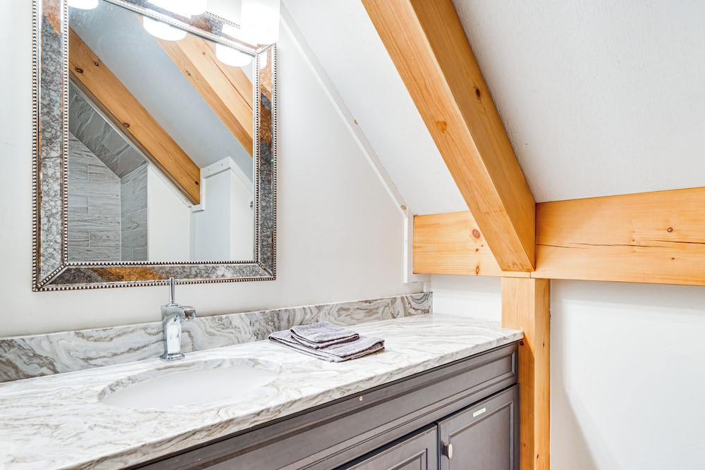 Hot Tub & Mtn Views: Modern Old Fort Hideaway!