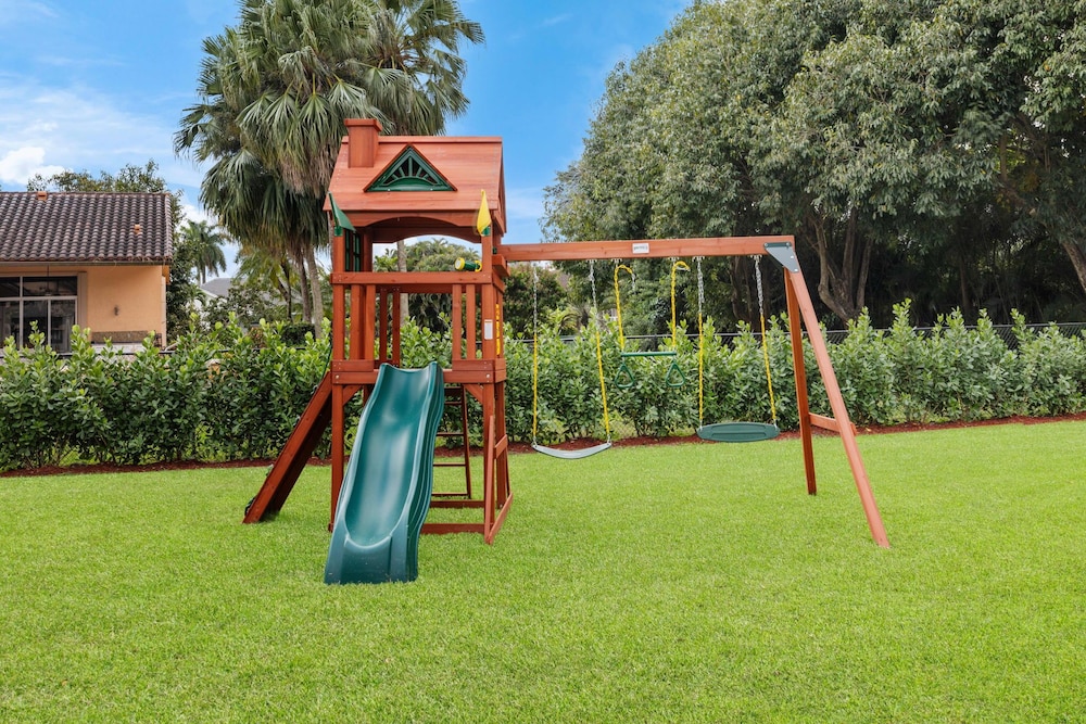 Grand 6BR Plantation Estate w/ Tennis & Pool