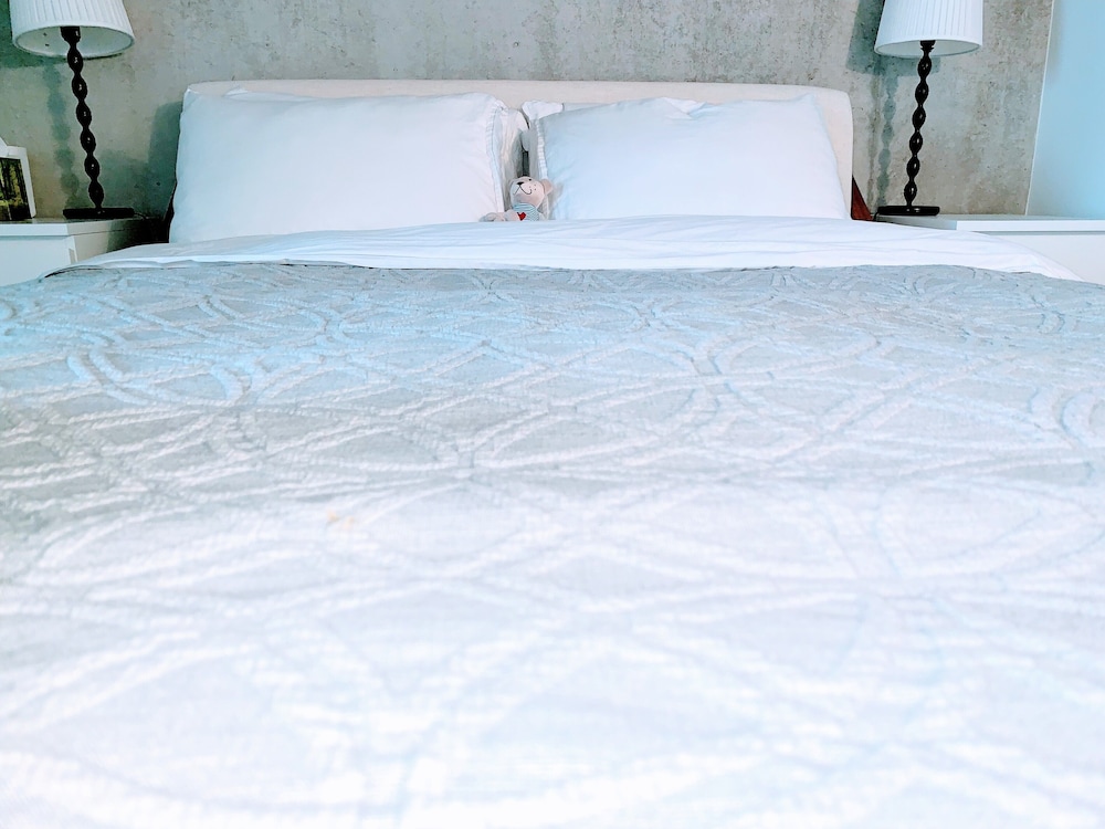 Queen St West Designer Executive Suites - Image 2