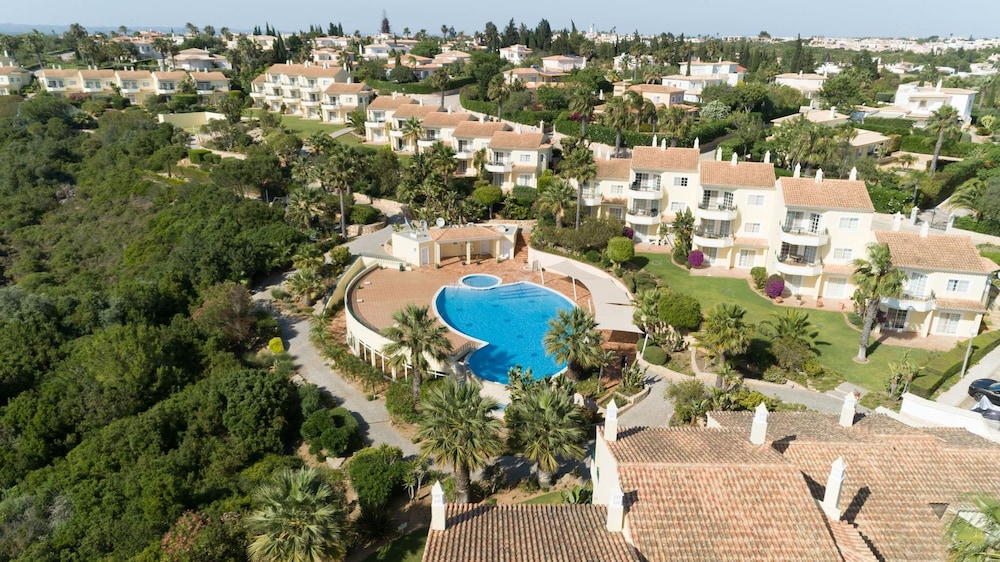 49 Presa da Moura Superbly 2 Bed Townhouse Clos