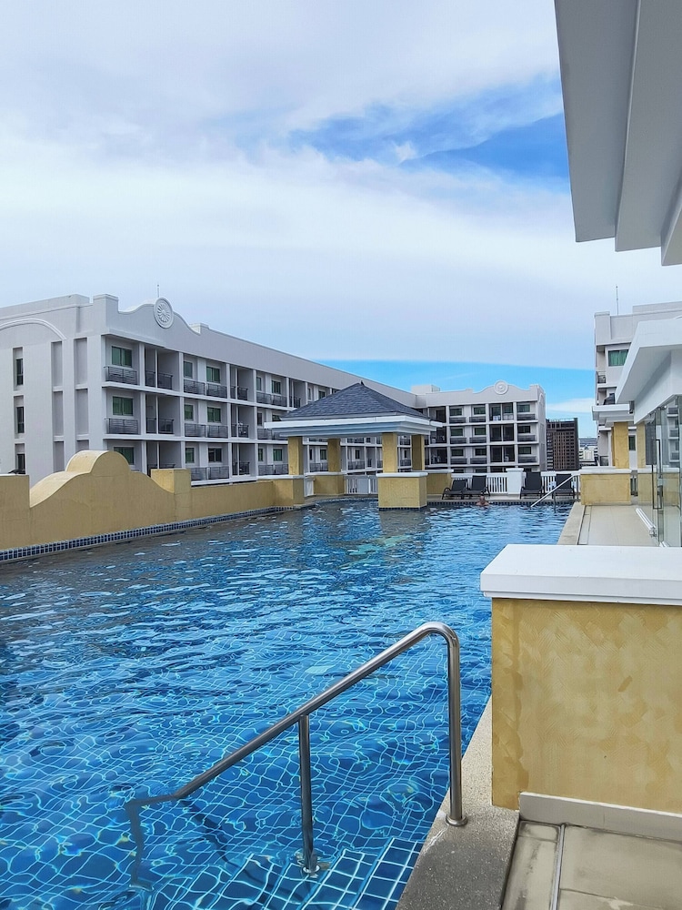 Luxurious Pattaya Apartment With Pool Access