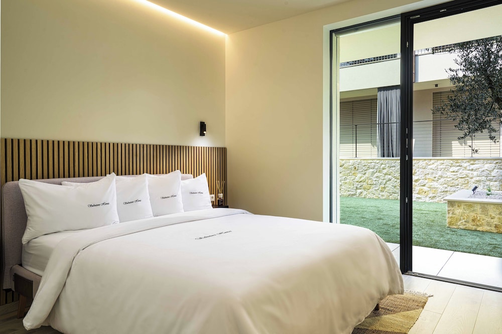 SalvatoreHomes - Pure Luxury in the Centre of Bardolino with Pool & Private Jacuzzi - Casa Olivia - a 5 Star Luxury Collection at Lake Garda