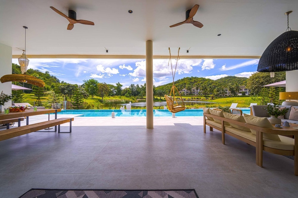 Ultra-Modern 6-Bedroom in GolfCourse PH6