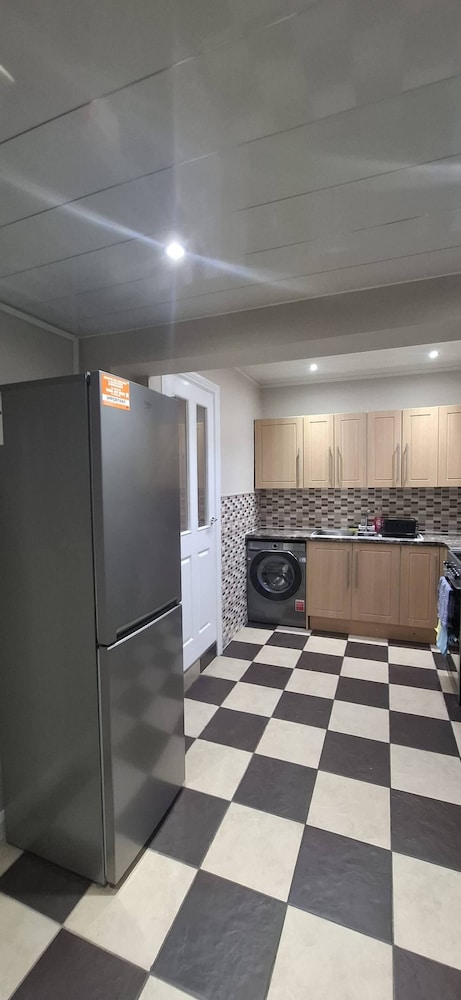 Spacious 3 Bed 2 Baths Free Wifi Central Location