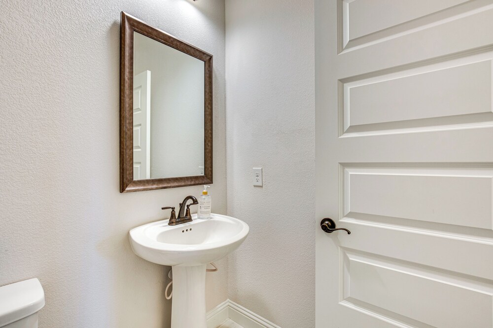 6 Mi to Lake Lewisville: Chic Retreat in Frisco!
