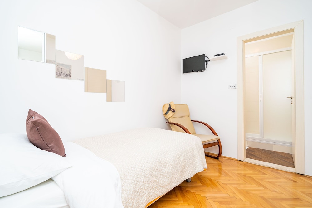 Jele Rooms